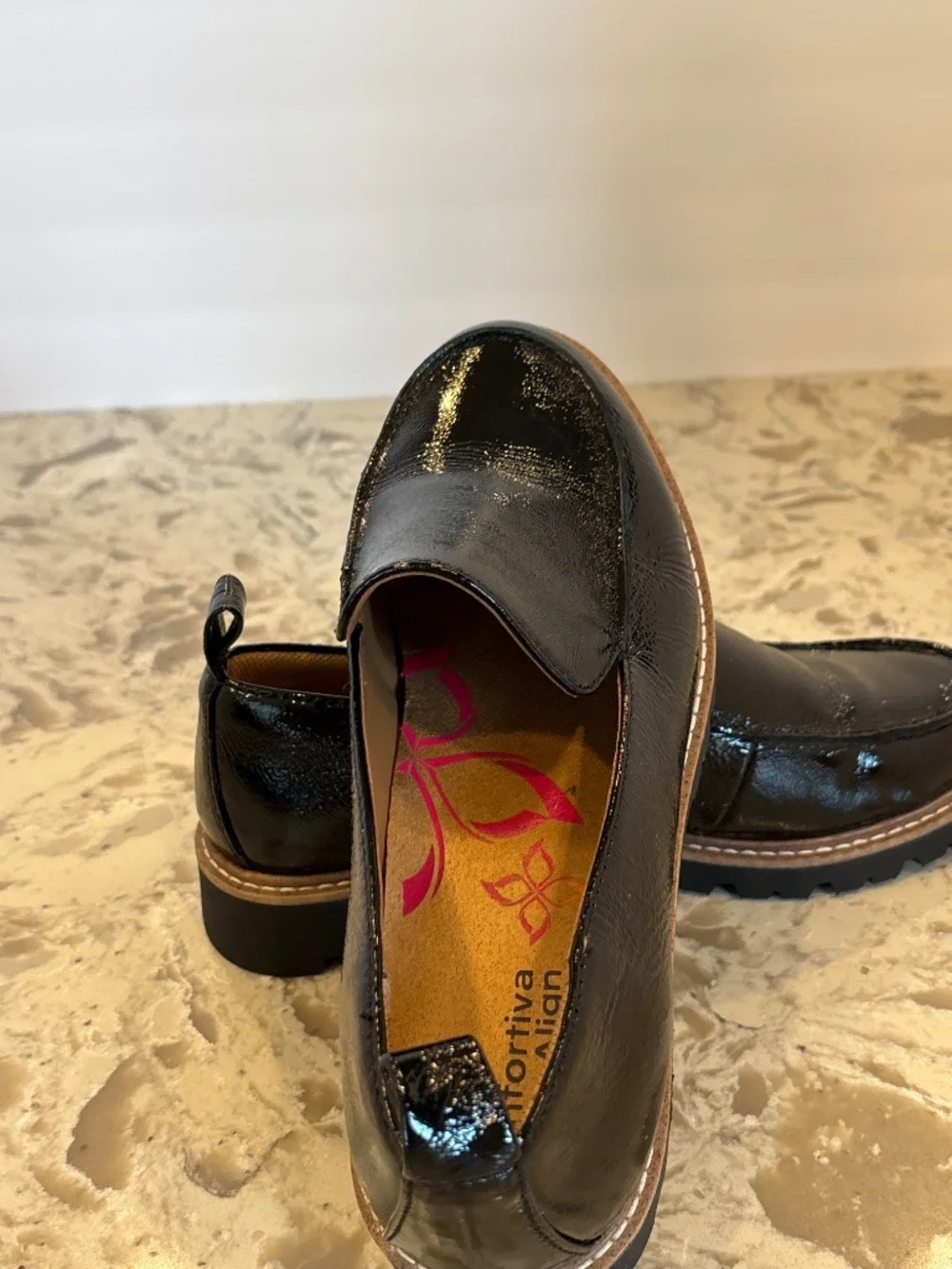 Comforting Align Lindee Black Patent Leather Lug Sole Loafers 6W